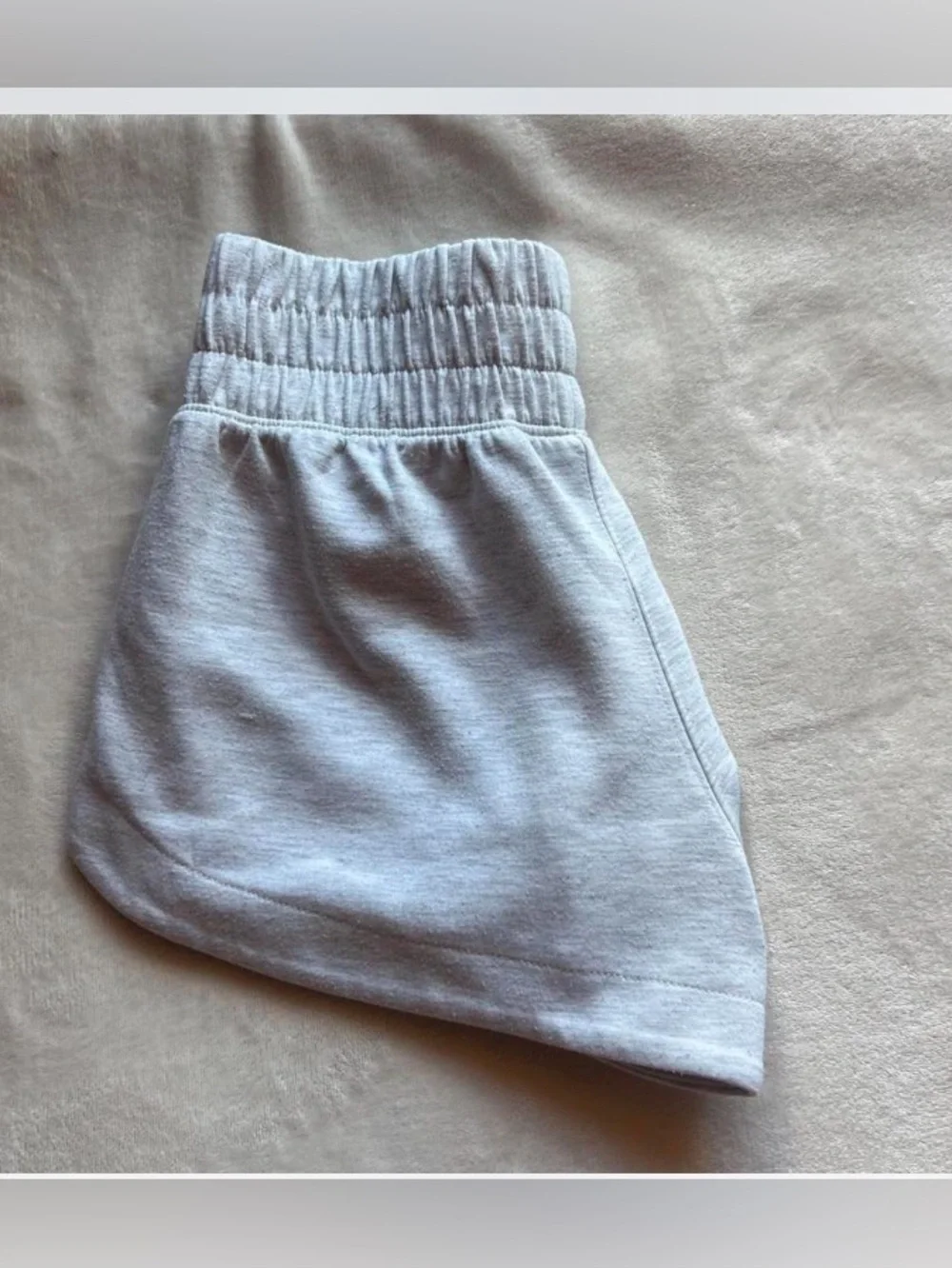 Grey yogalicious sweatshorts with pockets